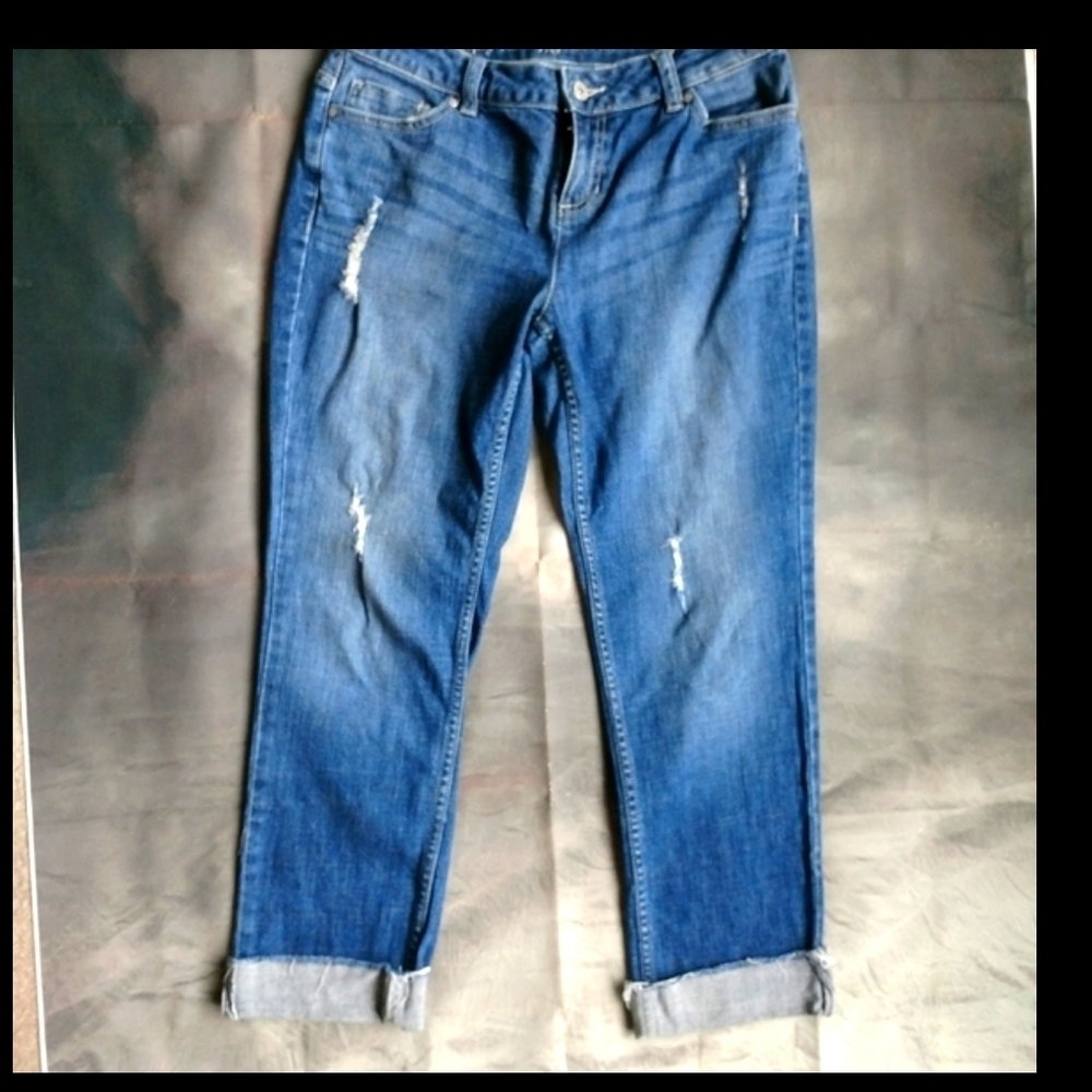 Simply Vera Wang Straight Size 6 Distressed Capri Jeans!